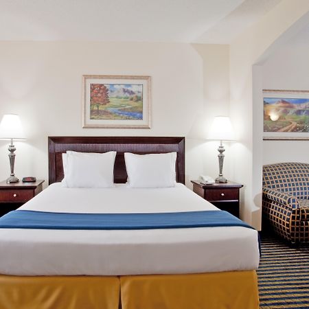 Holiday Inn Express & Suites Chesapeake By Ihg Exterior foto